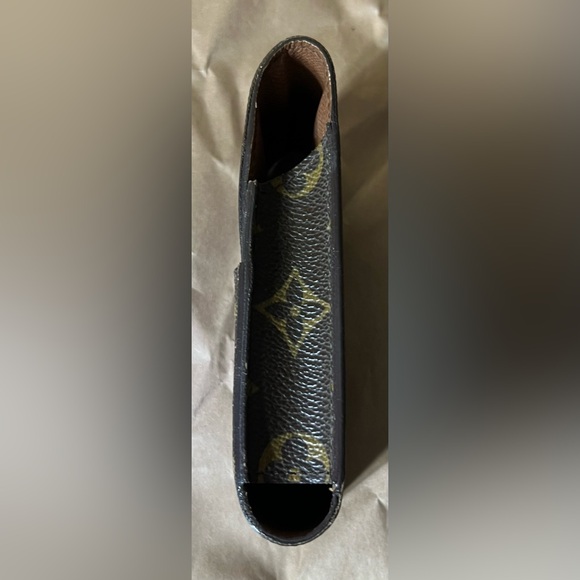 louis vuitton cigarette box Monogram Case 1552140 FASHIONPHILE A new modern motif has been lasered on the metallic plaque hiding the credo humidificator and on the removable wooden tray. Metal Cigarette Louis Vuitton Cigarette